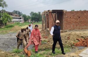 टंकी निर्माण पर डीएम ने किया औचक निरीक्षण, कार्य बंद मिलने पर जताई नाराज़गी