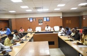 बेसिक शिक्षा की समीक्षा, पीएम स्कूलों और नामांकन पर जोर