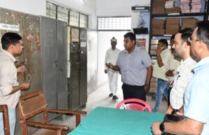 तहसील निरीक्षण में जिलाधिकारी ने लंबित मुकदमों पर जताई नाराजगी
