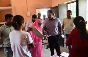 डीएम ने संतोरा आंगनबाड़ी केंद्र का किया निरीक्षण, दिए अहम निर्देश