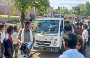 बढ़नी में ई-रिक्शा-कूड़ा गाड़ी की टक्कर, चालक समेत यात्री घायल