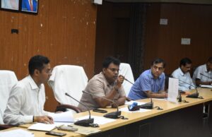 जिलाधिकारी ने राजस्व वाद और वसूली की समीक्षा कर लंबित मामलों पर जताई नाराजगी