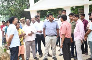 डीएम ने निर्माण कार्यों में धीमी गति और घटिया सामग्री पर जताई नाराजगी