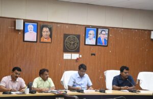 विकास कार्यों की समीक्षा: डीएम ने दिया अगस्त तक परियोजनाएं पूरी करने का निर्देश