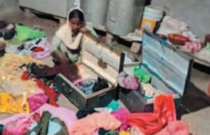 मेन गेट का दरवाजा खोल चोरों ने नगदी समेत उडाया करीब दो लाख का सामान