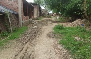 गंदगी, कीचड़ व गड्ढे युक्त मार्गों पर आवागमन करने को मजबूर ग्रामीण