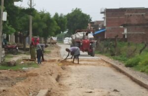 काली सड़क के स्थान पर सीमेंट ईंट का खड़ंजा बिछाए जाने से ग्रामीणों में आक्रोश