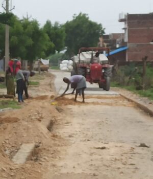 काली सड़क के स्थान पर सीमेंट ईंट का खड़ंजा बिछाए जाने से ग्रामीणों में आक्रोश