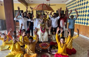 गुरु पूजन कर शिष्यों ने लिया आशीर्वाद बड़ी संख्या में शिष्यों ने लिया गुरुमंत्र