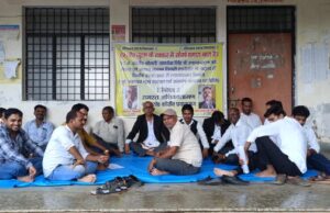 भूख हड़ताल पर बैठे पूर्व उपाध्यक्ष श्यामाकांत त्रिपाठी की हालत बिगड़ी