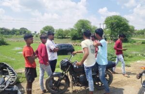 बाइक सवार नहर पार कर रहे पिता पुत्र को पीछे से कार ने मारी टक्कर दोनों घायल