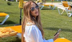 Ben Affleck से तलाक के बाद Jennifer Lopez ने स्पेन में की खूब मस्ती, शेयर की सुपर हॉट बिकिनी तस्वीरें