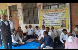 पूर्व अध्यक्ष आमरण अनशन एवं पूर्व उपाध्यक्ष श्यामाकांत त्रिपाठी भूख हड़ताल पर बैठे