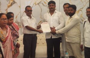 विद्यालय मर्जर व प्रधानाध्यापक पद समाप्ति के विरोध में शिक्षकों ने सौंपा ज्ञापन