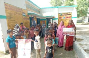कोरांव के डीही खुर्द में टीकाकरण से छूटे परिवारों को किया जा रहा जागरू