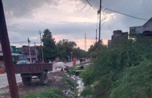 चितौरा रोड पर जल भराव बना मुसीबत,नाली न होने से परेशान