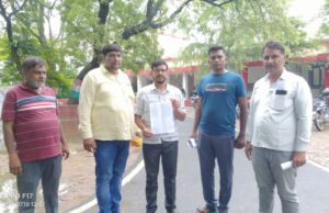 जलभराव से बेहाल सरस्वती नगर, डीएम को सौंपा गया ज्ञापन