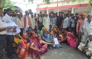 सड़क निर्माण की मांग को लेकर ग्रामीणों ने सिटी मजिस्ट्रेट को सौपा ज्ञापन