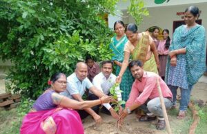 जिला सूचना अधिकारी ने वृक्षारोपण कर छात्रों से किया संवाद