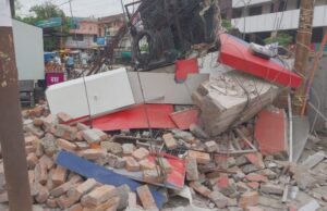 तेज रफ्तार ट्रक ने टक्कर मार पुलिस बूथ को किया ध्वस्त