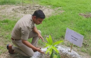 एक पेड़ मां के नाम के अभियान के तहत एसपी ने किया पौधरोपण