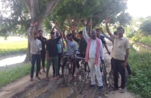 सड़क निर्माण की मांग को लेकर ग्रामीणों ने किया प्रदर्शन