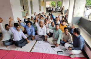 भदोही में हापुड़ घटना को लेकर लेखपालों का धरना-प्रदर्शन