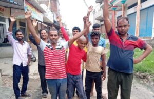 जल निकासी व्यवस्था के लिए विरोध-प्रदर्शन करते लोग