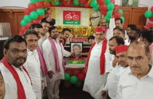 सपा महानगर कार्यालय समेत तीनों विधानसभा में मना अखिलेश यादव का जन्मदिन
