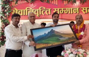 सेवानिवृत्त अवर अभियंता को किया गया सम्मानित