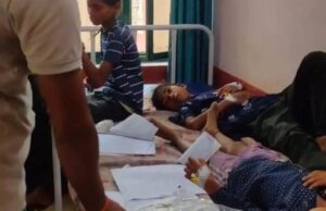 गांव के 10 लोगों की तबीयत अचानक बिगड़ी डॉक्टरों के अनुसार, यह मामला फूड पॉइज़निंग का हो सकता है