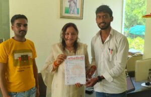 करपात्री सेवा संस्थान के पदाधिकारियों ने विधायक मोना को सौंपा ज्ञापन