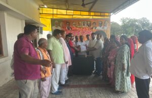 शासनादेश के खिलाफ शिक्षकों ने जताया विरोध, विधायक को सौंपा ज्ञापन
