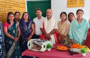 शिक्षक विदाई समारोह में भावुक हुए शिक्षक व छात्र