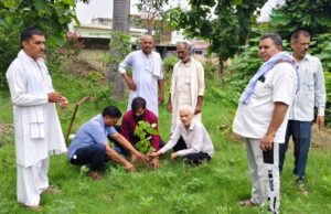 एक पेड़ माँ के नाम प्रोग्राम के तहत किया वृक्षारोपण