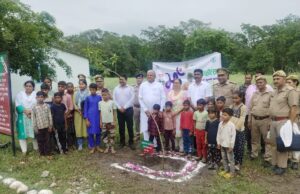 जिला पंचायत अध्यक्ष ने मोहण्ड रेंज में पिलखन और मोलश्री का पौधा लगाया