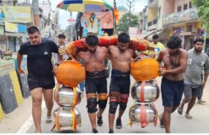 योगी आदित्यनाथ को प्रधानमंत्री बनाने की मांगी मन्नत, उठाई 281 लीटर गंगाजल की कांवड़