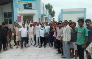 अधूरी पड़ी सर्विस रोड और गंदे पानी की निकासी न होने से भाकियू नाराज