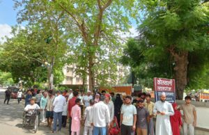 मोहर्रम पर लगा झण्डा उखाड़ने पर लोगों ने किया कोतवाली का घेराव