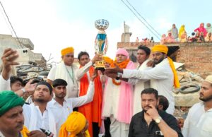 भाजपा नेता गोपाल मोहन ने ताजियों पर किये पुष्प अर्पित