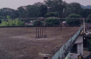 शाहजहांपुर गांव में घरों के उपर से गुजर रही हाईटेंशन लाइन