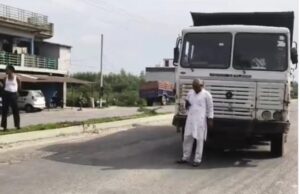 अवैध खनन पर भाजपा नेता ने ट्रैक रोककर जताया विरोध,बिना नंबर प्लेट के मिट्टी से भरा डंपर रोका