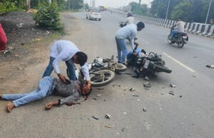 बाइकों की आमने-सामने टक्कर से दो युवक गंभीर रूप से घायल