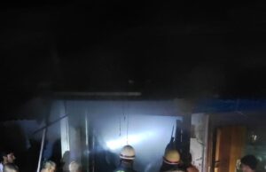 कॉस्मेटिक कि दुकान में लगी भीषण आग लाखों का माल जलकर ख़ाक