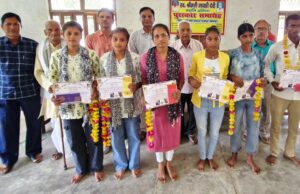 इण्टरमीडिएट व हाईस्कूल के मेधावियों को मिला गायत्री देवी स्मृति सम्मान, खिले चेहरे