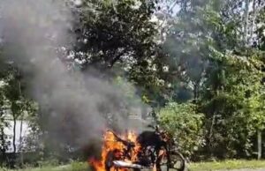 हाइवे पर आग का गोला बनी बाइक हुई जलकर राख