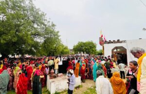 ग्राम गणेश नगर, गड़ेरना (जालौन) में गुरु पूर्णिमा पर माता नगरकोट वाली की पारंपरिक पूजा और श्रद्धालुओं की विशाल उपस्थित