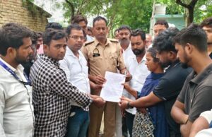 कार की टक्कर से महिला की मौत, परिजन इक्कीस घंटे बाद अन्तिम संस्कार के लिए माने