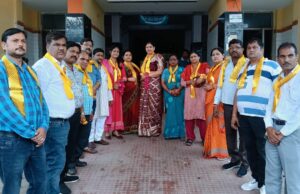 कैबिनेट मंत्री के जन्मदिन पर जिला अस्पताल में मरीजों को बाटे फल