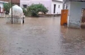 लाखों खर्च के बावजूद बस्ती बनी जलासय निकासी न होने के चलते लोग परेशान